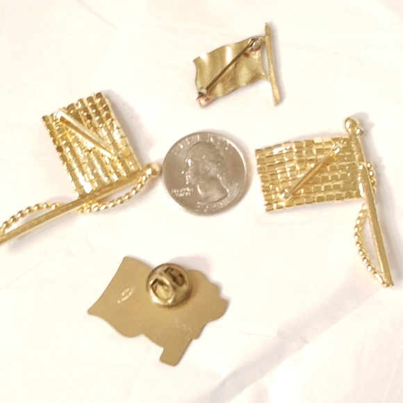 4 Vintage American Flag Pins - Picture 5 of 5